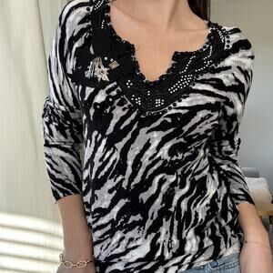 Motive... Zebra Print Top Sweater Embellished V Neck Brooch Rhinestones Size L
